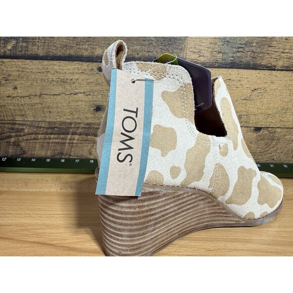 Toms Kallie Doe Cow Printed Suede  Stylish Tan and Cream Ankle Boots Size 8.5 - Picture 4 of 12